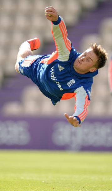 Volo plastico del giocatore della nazionale inglese di cricket Jason Roy durante una sessione di allenamenti (Action Images)